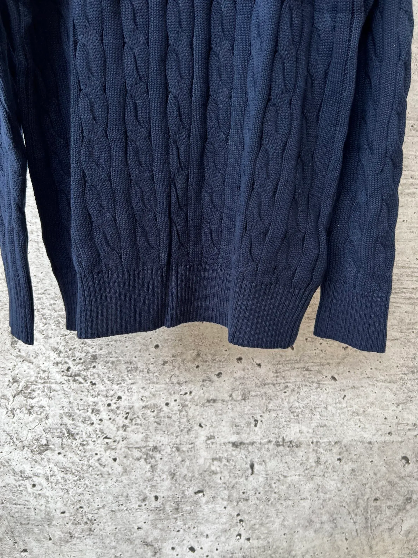 P240 Ralph Lauren classic unisex half-zip rubberized sweater, popular on all major platforms, the original version has the same washed fabric, the workmanship details restore the original, the pony on the chest is embroidered with the original factory, and the hardware accessories are original and customized